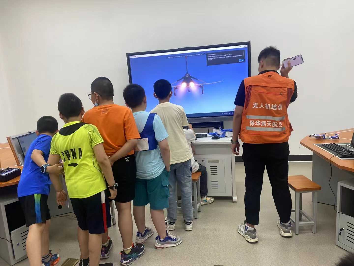 新疆保華潤天少兒無人機(jī)培訓(xùn)日常照片