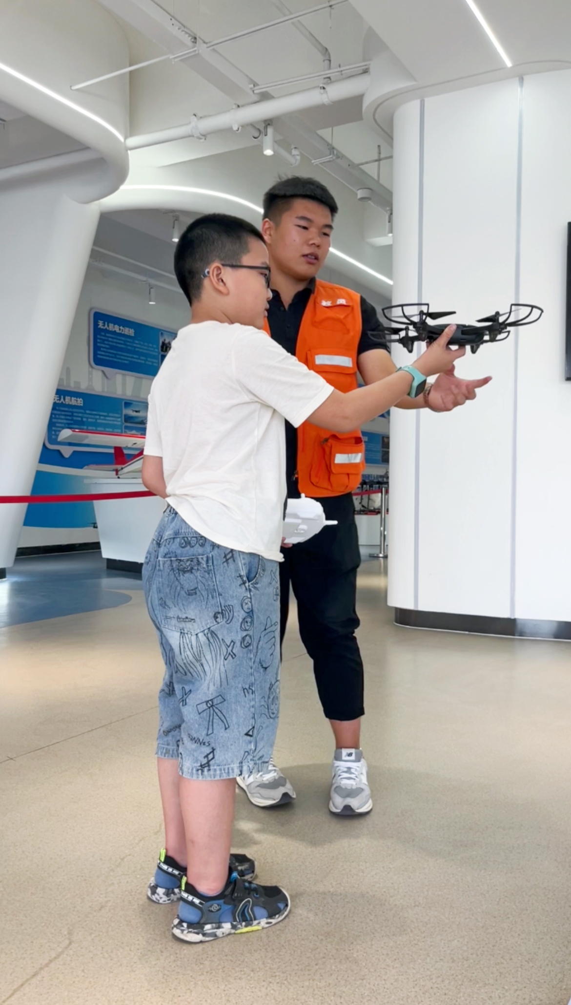 教練都是手把手教小朋友學習無人機喲