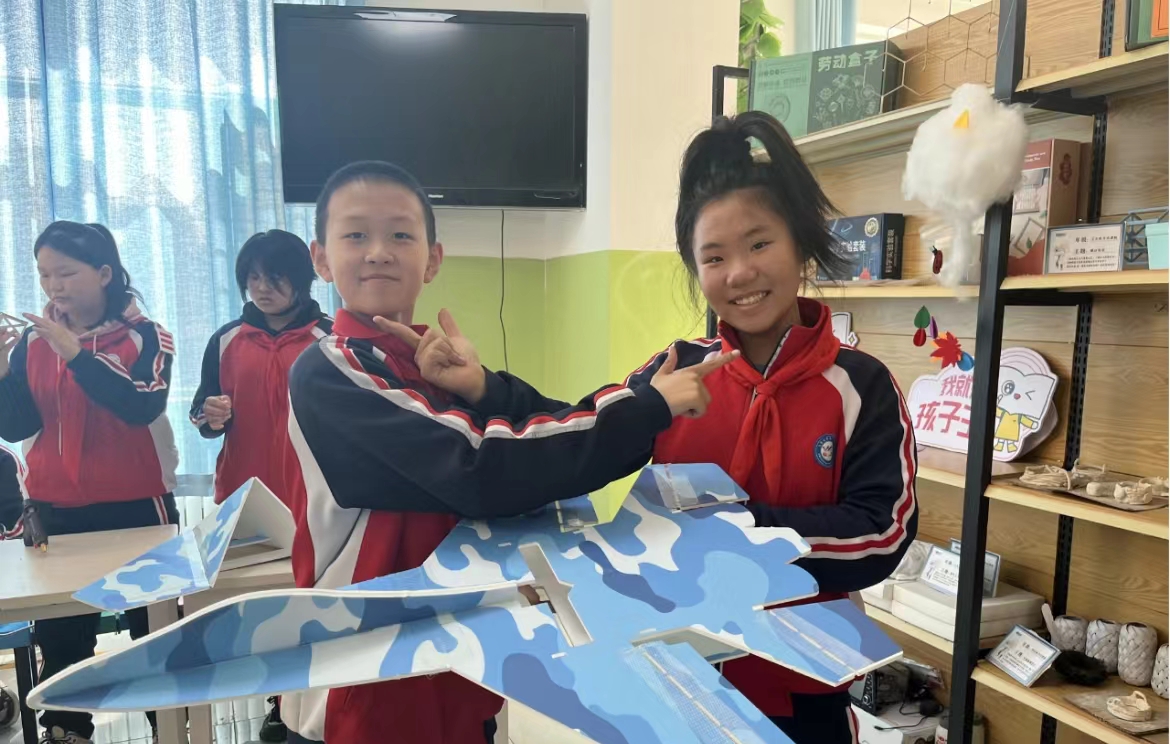 新疆青少年無人機-保華潤天航空航模夢工廠走進校園