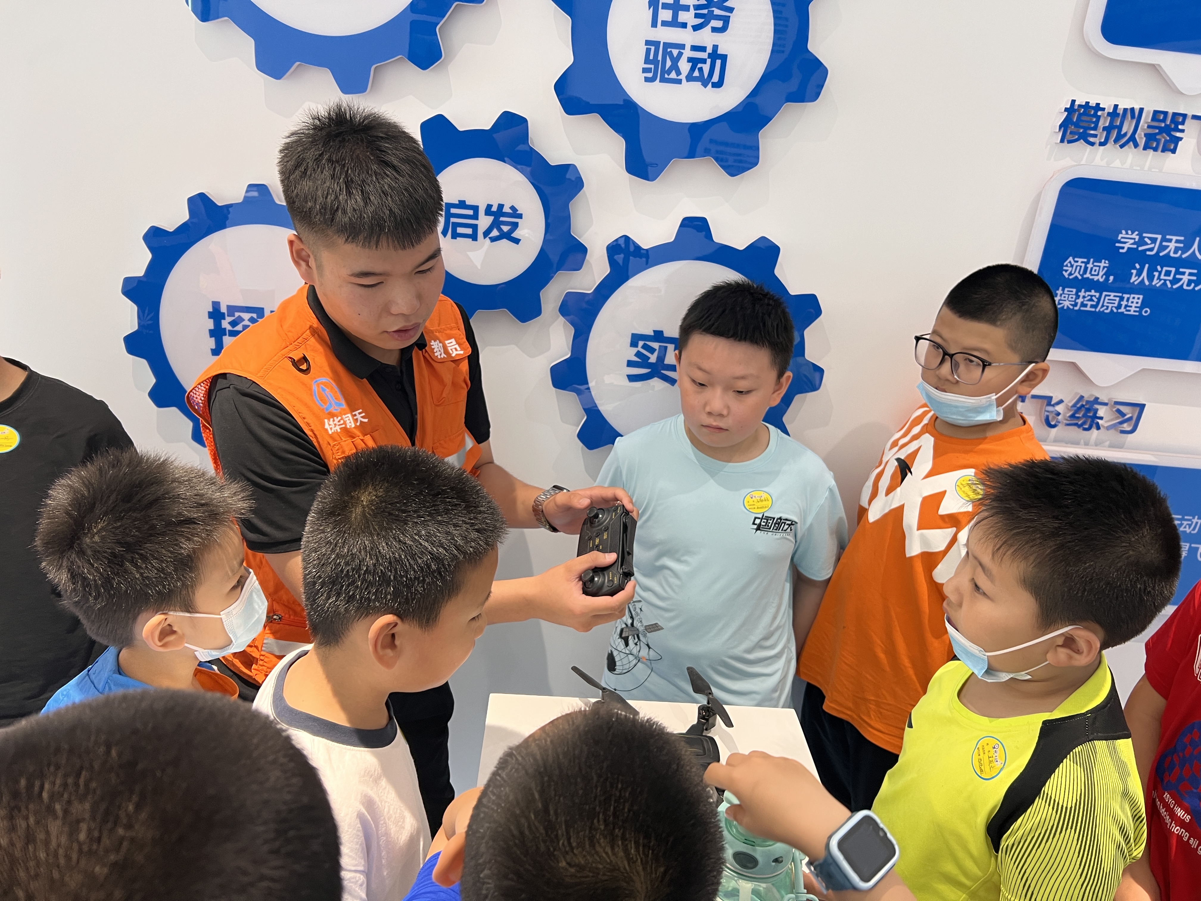 青少年飛手注意：無人機駕照年齡限制-新疆保華潤天航空