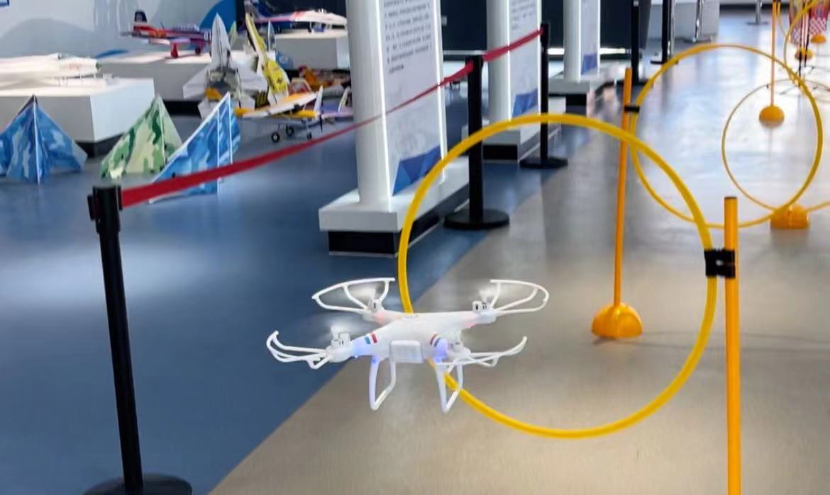 【新疆保華潤天航空】從小培養科技感:10歲兒童學無人機,家長必知的幾大理由!