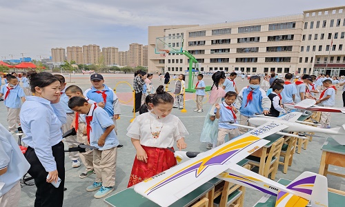 新疆保華潤天航空無人機培訓揭秘：青少年無人機培訓市場，費用真的那么高嗎？