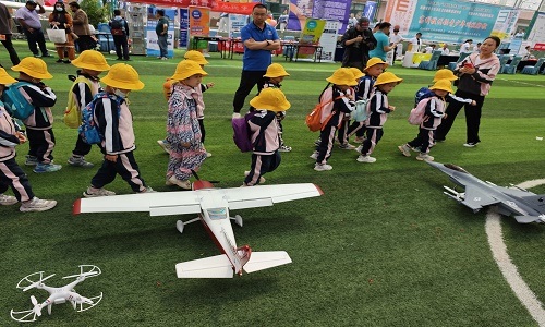 青少年無人機飛行夢：詳解CAAC無人機執(zhí)照等級及考取指南【新疆保華潤天航空】