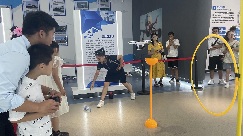 【新疆保華潤(rùn)天航空】— 掀起天空的面紗，從青少年無(wú)人機(jī)培訓(xùn)開(kāi)始